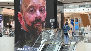 Wirtualna galeria podczas zakupów. Obrazy z Muzeum Narodowego na wielkim ekranie