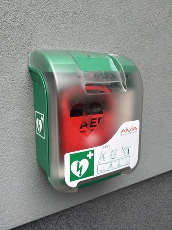 Nowy defibrylator w centrum Sierpca. To część akcji "Bezpieczny Senior"