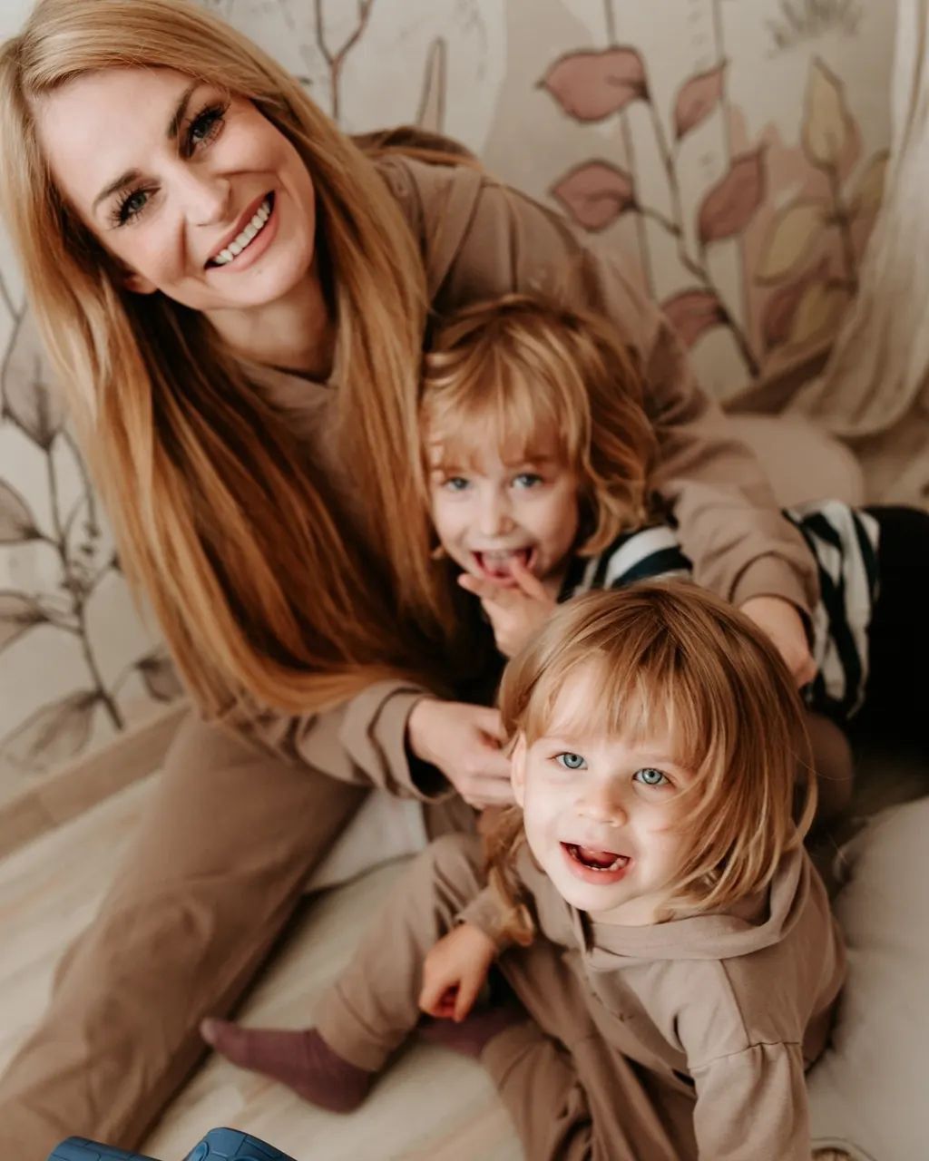 Dom urządzony jest w neutralnych kolorach