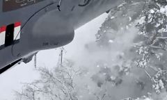 Policyjny Black Hawk w akcji. Odśnieżanie z powietrza na Warmii i Mazurach