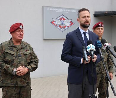 Kosiniak-Kamysz na sekundę przerwał konferencję. Żołnierze wyszli
