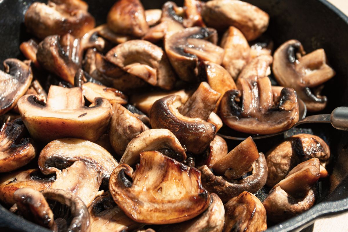 Najgorszy błąd przy smażeniu pieczarek. Dlatego puszczają wodę i robią się gumowate