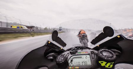 MotoGP 21 niemal jak rzeczywistość. Trudno uwierzyć, że to nagranie z rozgrywki