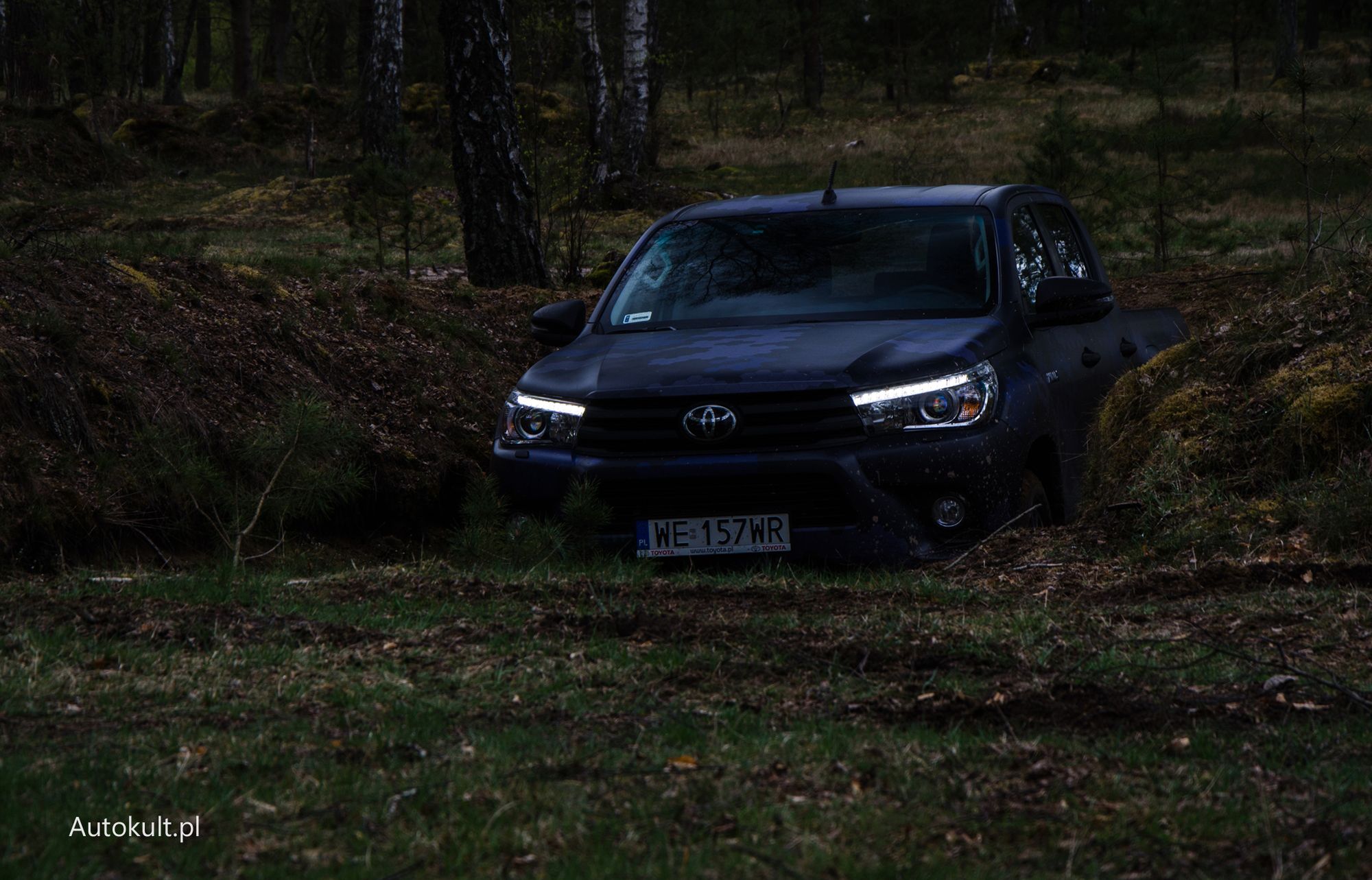 Auto zostawiłem w okopie dla czołgu. Niech ktoś zgasi światło, ja wracam do domu...