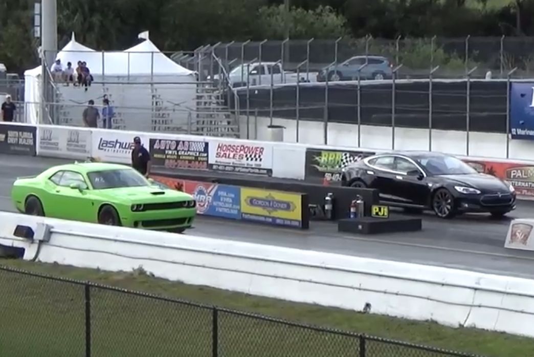 Tesla Model S P85D kontra Dodge Challenger SRT Hellcat [wideo]