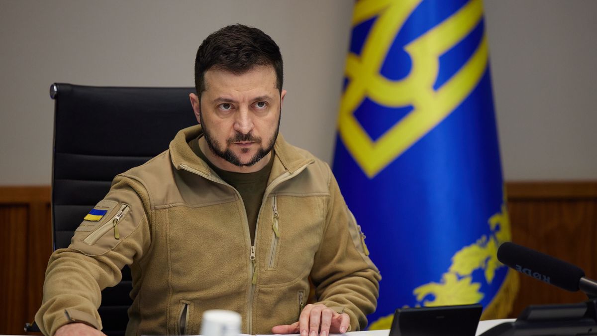A handout photo made available by the Ukrainian Presidential Press Service shows Ukrainian President Volodymyr Zelensky during a meeting with his cabinet and visiting parliamentary delegations, among them from Switzerland, Romania and North Macedonia in the parliament building in Kyiv (Kiev), Ukraine, on 27 April 2022. EPA/UKRANIAN PRESIDENTIAL PRESS SERVICE HANDOUT HANDOUT EDITORIAL USE ONLY/NO SALES Dostawca: PAP/EPA.