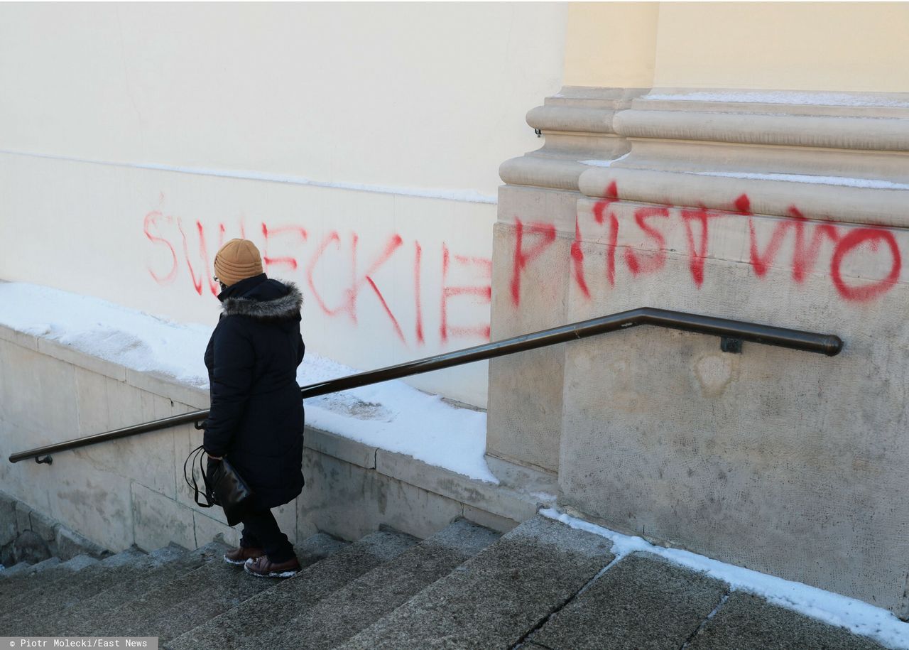 "PiS won", "świeckie państwo". Elewacja kościoła zniszczona