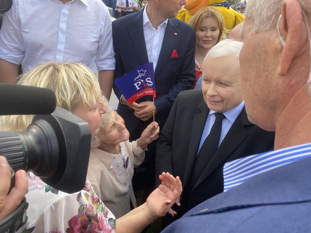 Kaczyński wypatrzył ją w tłumie. Seniorka mówi o "wielkim zaszczycie"