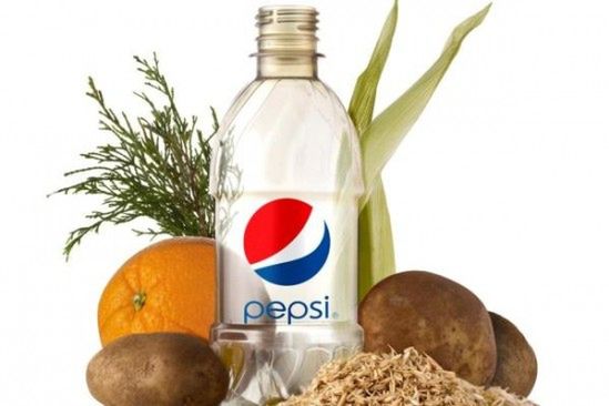 Pepsi w butelkach z trawy i obierek ziemniaków
