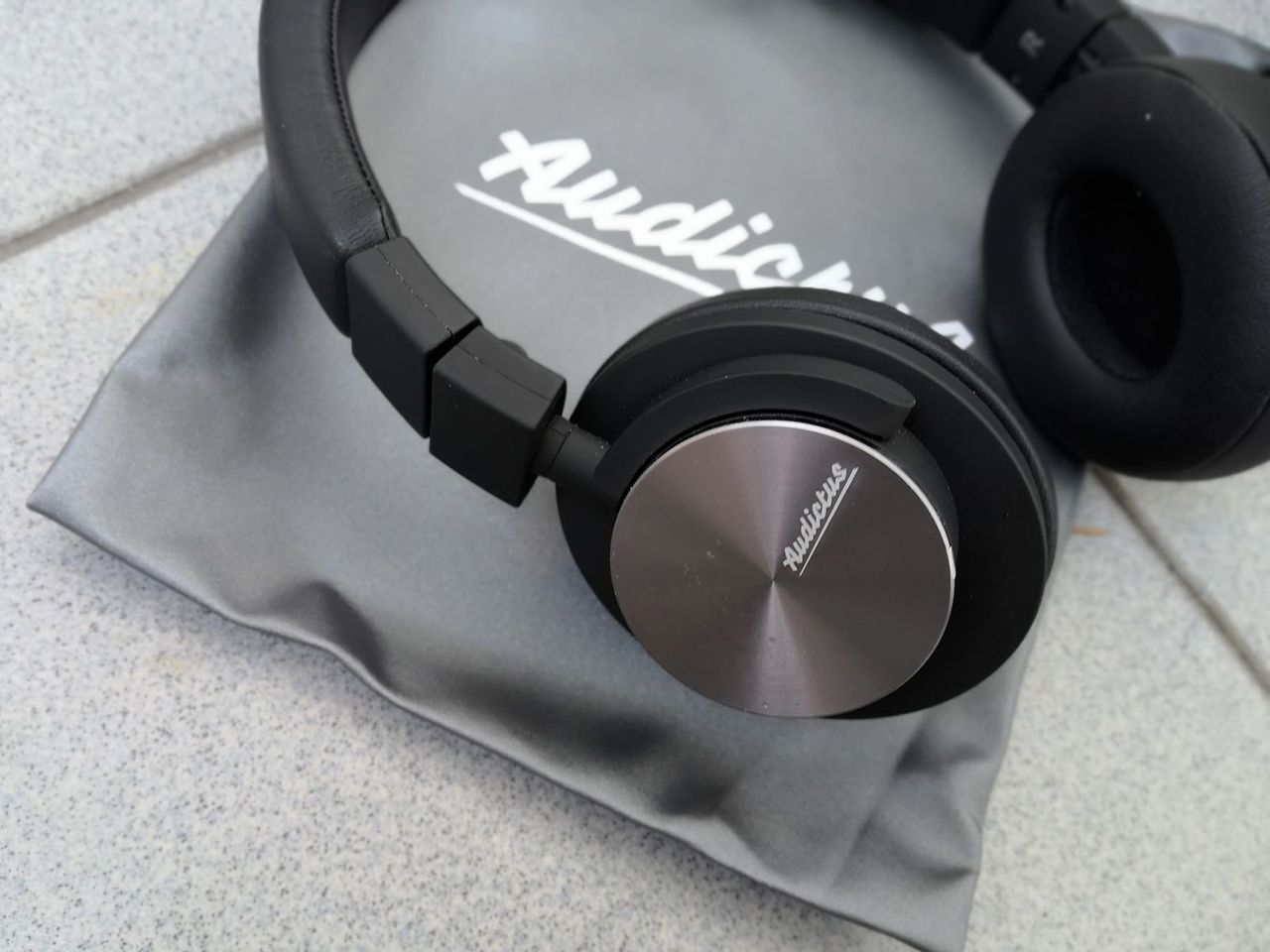 Test Audictus Achiever –  uniwersalne słuchawki nauszne w dobrej cenie