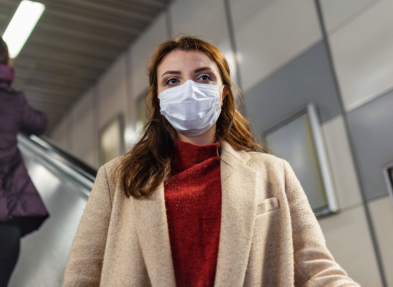 "Objawy są niespecyficzne". W dwóch województwach 70 proc. dodatnich testów na COVID