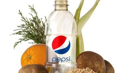 Pepsi w butelkach z trawy i obierek ziemniaków 1