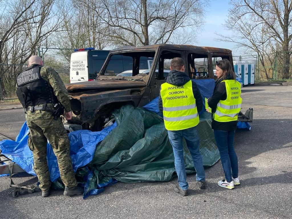 Chciał przewieźć spalony wrak. Od razu wzbudził zainteresowanie straży