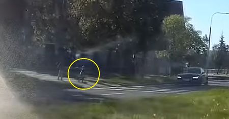 Dziecko na hulajnodze. Od nagrania z Bartoszyc aż włosy stają dęba