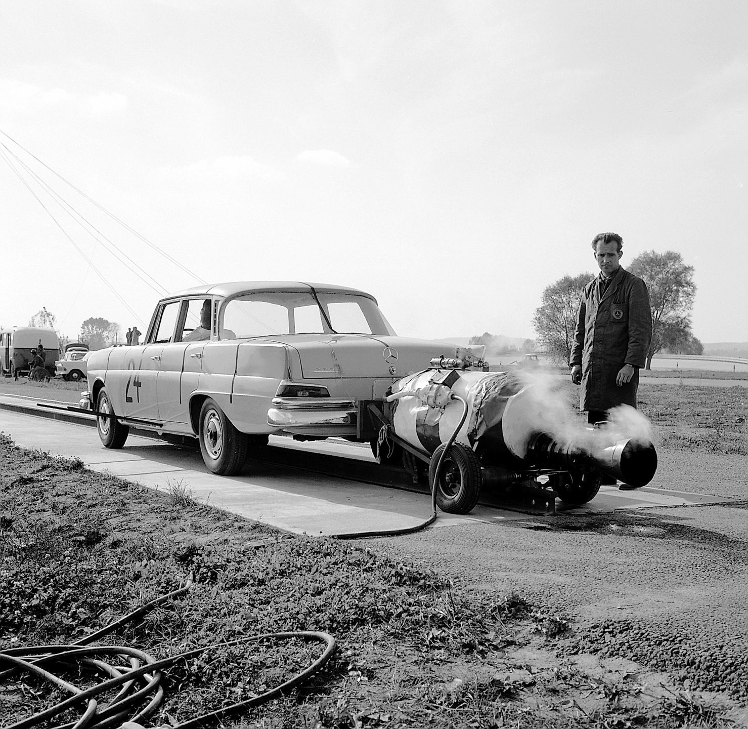 Mercedes-Benz 220 (W111) zaraz zostanie zgnieciony podczas testu zderzeniowego. Do napędu auta w takich testach Mercedes wykorzystywał widoczny na zdjęciu napęd rakietowy. Rok 1959 (fot. archiwum Daimler AG)