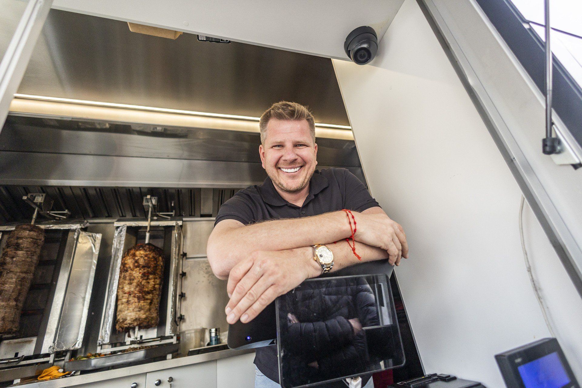 Filip Chajzer wywołał niemałe zamieszanie w pobliżu Galerii Krakowskiej. Nie tylko swoją gastronomiczną ofertą.