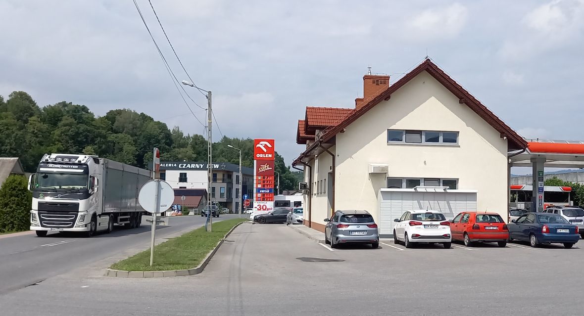 Stacja Orlenu w Pcimiu. To tam zostałem uświadomiony, że "musimy pogodzić się ze swoim losem"