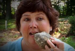 "Moje dziwne uzależnienie". Codziennie zjada kamienie. Robi tak od 20 lat