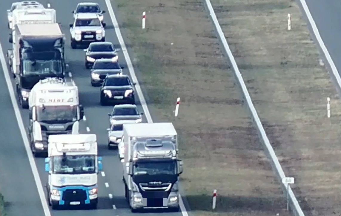 Garwolin: Policjanci patrzyli z drona na „wyścigi słoni” na drodze S17