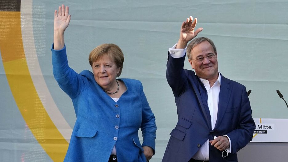 Angela Merkel i Armin Laschet wzięli w wiecu wyborczym w Akwizgranie (fot. Associated Press, East News)