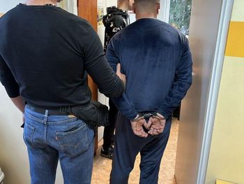 Chojnice: Diler uciekał policji na hulajnodze z torbą pełną narkotyków. Wjechał do klatki schodowej i próbował się schować