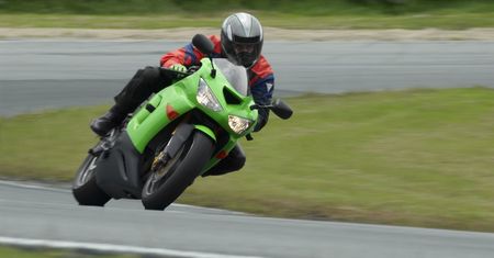 Co to jest przeciwskręt na motocyklu? Jeśli zrozumiesz, to nie zrobisz błędu