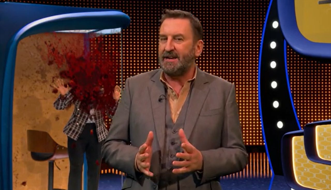 Lee Mack na tle eksplodującej głowy