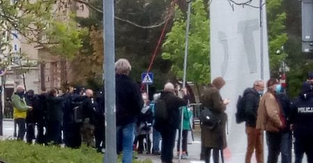 Wybory 2020. Obrady Sejmu, a przed budynkiem protest