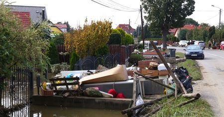 Ceny wystrzeliły. Próbują się dorobić na powodzi