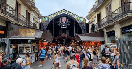 Barcelona znów krzywi się na turystów. Podatek turystyczny mocno w górę