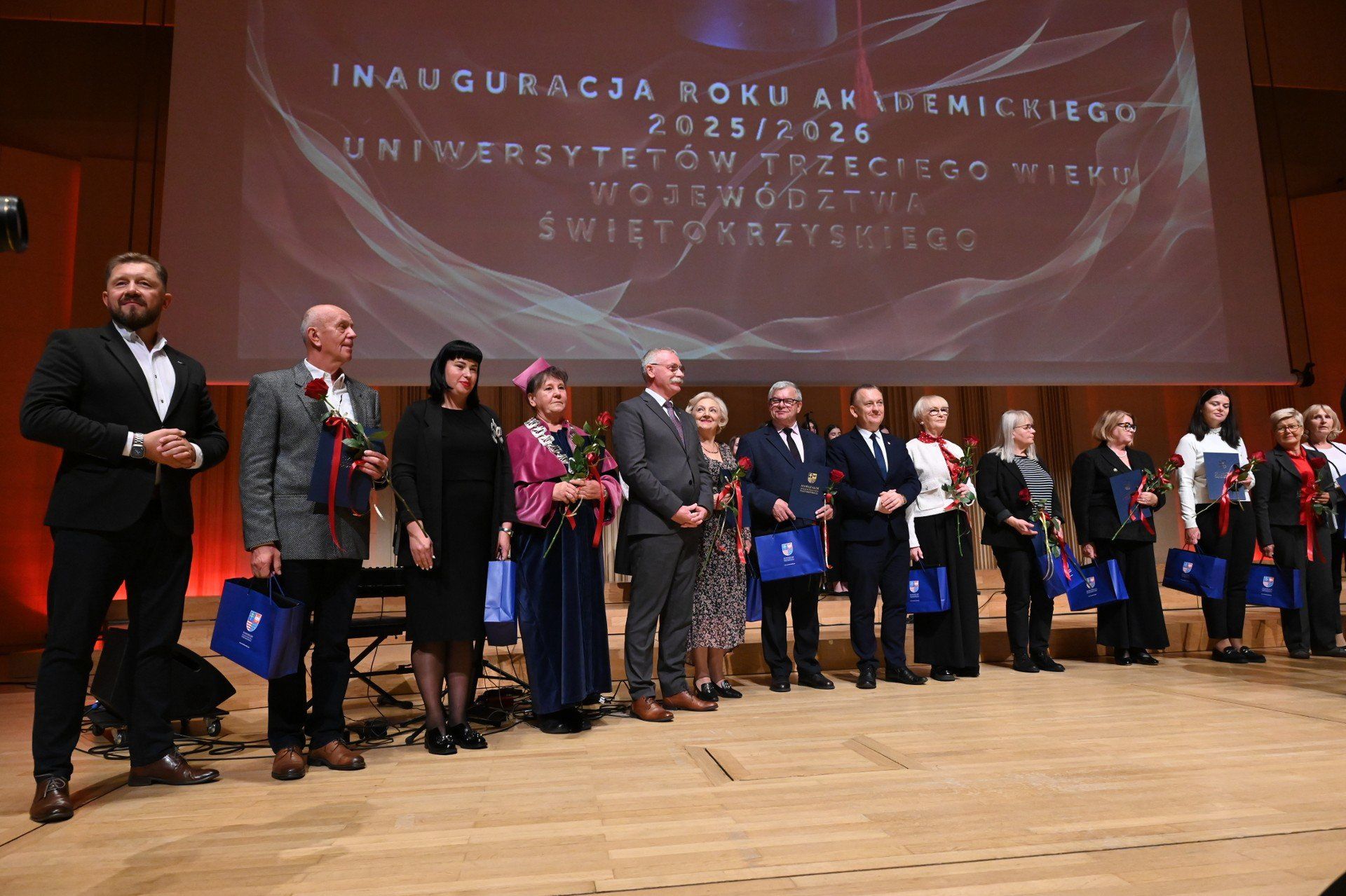 Na scenę zaproszono przedstawicieli wszystkich uniwersytetów trzeciego wieku w regionie.