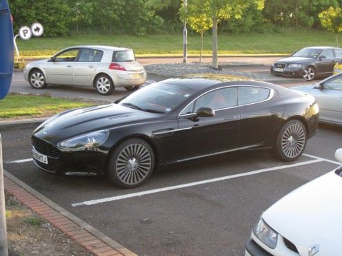 Aston Martin Rapide goły i wesoły