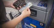 Polacy wycofują gotówkę z banków. Eksperci podali powody