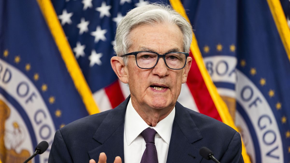 US Federal Reserve Chair Jerome Powell speaks to reporters after the Fed decided to leave interest rates unchanged at the Federal Reserve in Washington, DC, USA, 18 June 2025. President Donald Trump earlier called Powell 'stupid' for not lowering rates. EPA/JIM LO SCALZO Dostawca: PAP/EPA.