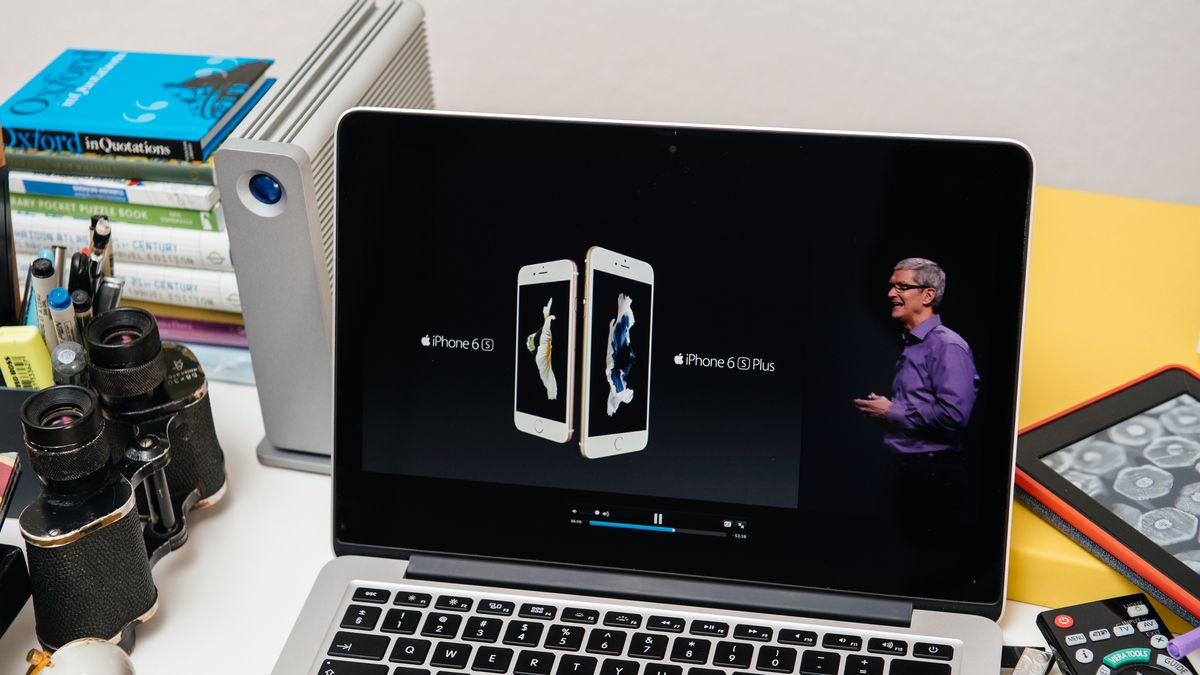 Tim Cook prezentujący iPhone'y z depositphotos