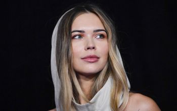 Pokazała przesyłkę. Nie kryła zaskoczenia