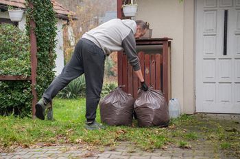 Będą kary dla mieszkańców. Za wyrzucanie śmieci w plastikowych workach