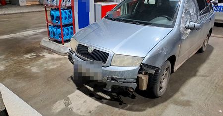 Folia zamiast szyby to najmniejszy problem. Policjanci zatrzymali wrak na kołach