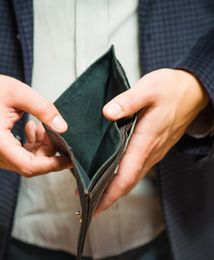 Opóźnienia w wynagrodzeniach. Ile Polacy czekają na zaległą wypłatę?