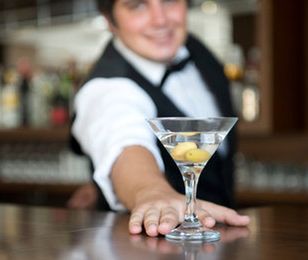 Polaków nie stać na drinka po pracy. Obiad na mieście też poza zasięgiem