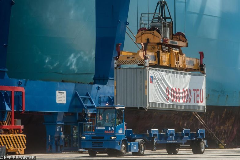 Na zdjęciu: Przeładunek 9-milionowego kontenera w DCT Gdańsk