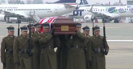 Samolot ze szczątkami prezydentów RP na uchodźstwie wylądował  wczoraj w Warszawie. Spoczną w Świątyni Opatrzności Bożej