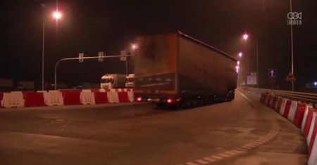 Konwój ze szczątkami samolotu MH17 przekroczył granicę i jedzie przez Polskę