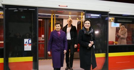 II linia metra w Warszawie. Ewa Kopacz jeździ z prezydent stolicy i zachwala