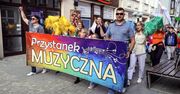 Młodzi artyści zagrali w centrum Szczecinka. Był barwny przemarsz i koncert
