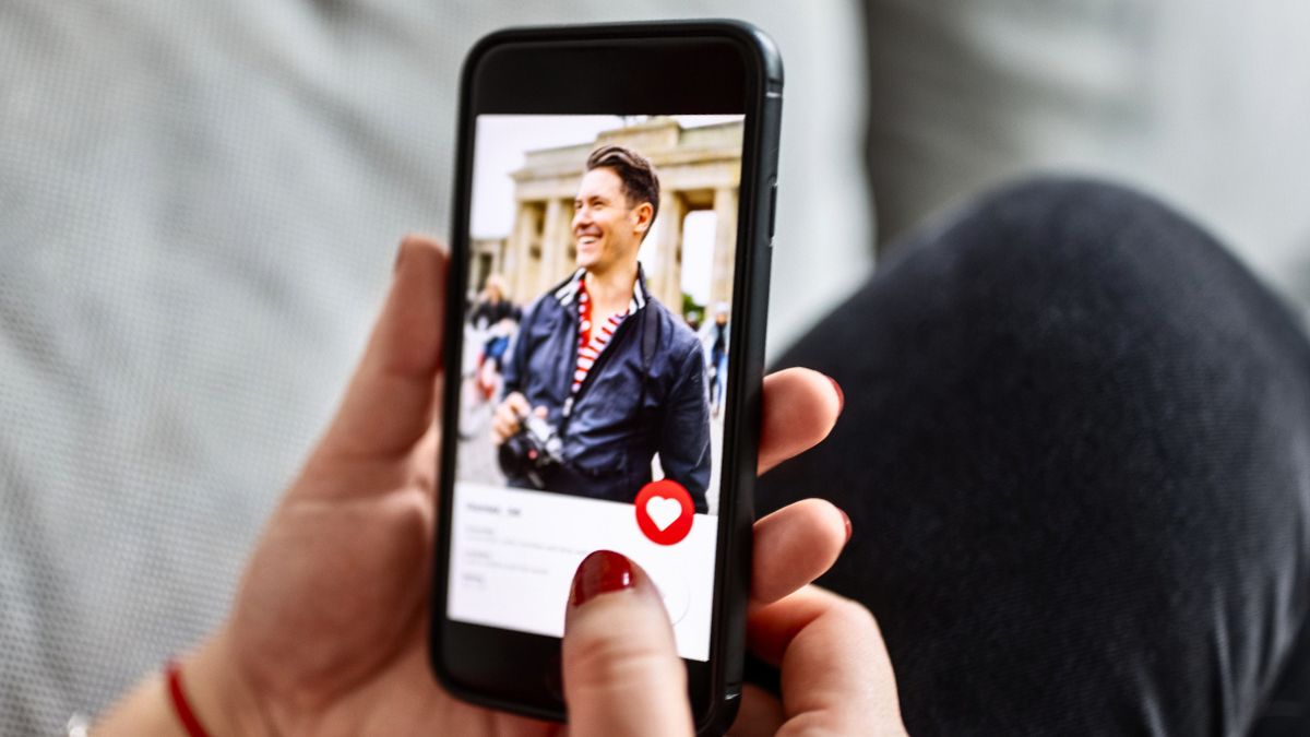 Kobieta ogląda profil randkowy na telefonie