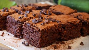 Brownie z tym warzywem wychodzi wyjątkowo wilgotne i mięciutkie. Kawałki dekoruję domową konfiturą z wiśni