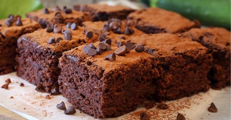Brownie z tym warzywem wychodzi wyjątkowo wilgotne i mięciutkie. Kawałki dekoruję domową konfiturą z wiśni