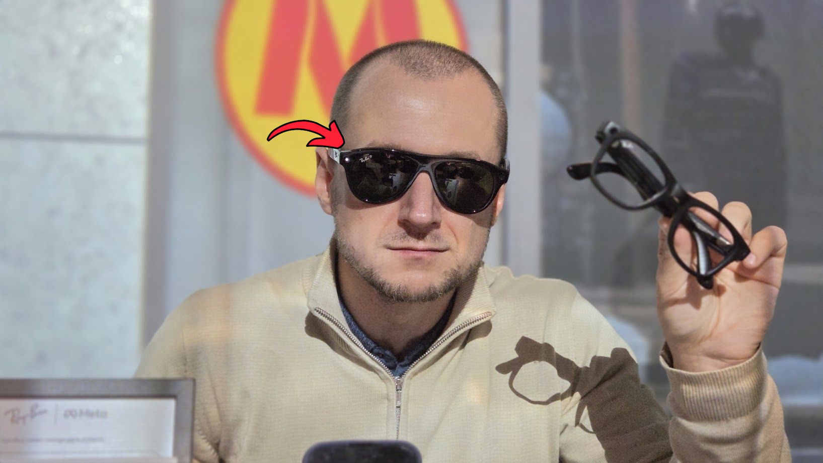 Działanie kamery jest sygnalizowane przez diodę. Jej zasłonięcie wstrzymuje nagrywanie