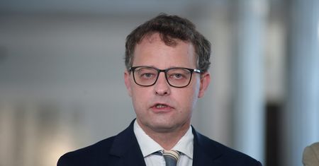 Sąd potwierdza. Pod tym adresem przebywa Romanowski